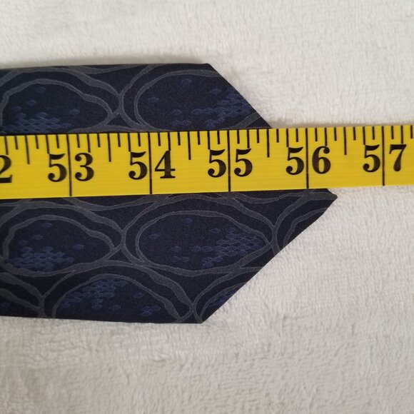 Vintage Valentino Cravatte Tie 100% Silk Hand Made in Italy W 3 3/8 by L 56 3/8 - Picture 9 of 9